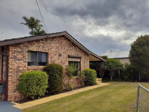 QUIET PROPERTY BY THE RIVER - Accommodation Guide 0