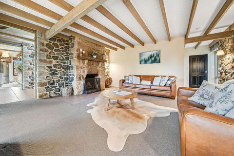 Quigtoo Cottage - Beautiful 4BR Stone Cottage L WiFi L Bath L Garden - Accommodation Asia 2