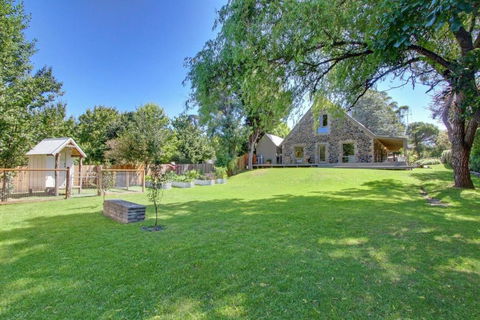 Quigtoo Cottage - Beautiful 4BR Stone Cottage L WiFi L Bath L Garden - Accommodation Asia 0