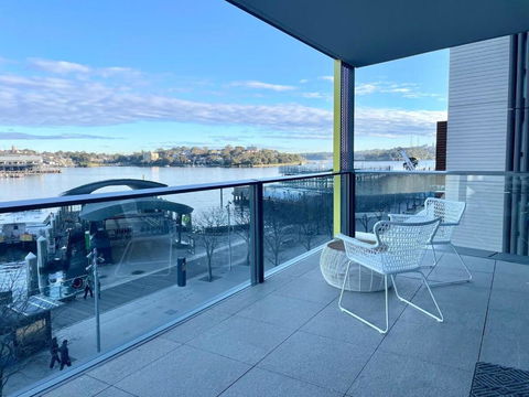 RARE Luxury Waterfront Living - Accommodation Guide 1