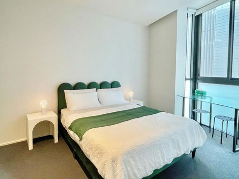 RARE Luxury Waterfront Living - Accommodation Guide 2