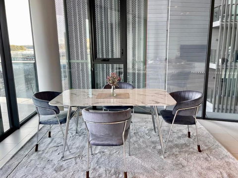 RARE Luxury Waterfront Living - Accommodation Guide 3