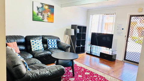 Quiet Family Townhouse In Wollongong CBD - Accommodation Asia 1