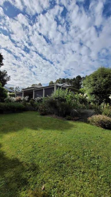 Quiet Family Retreat Getaway - Wildlife Park, Sovereign Hill, Kryall Castle And City At Your Door - Modern House, 8 Guests, 4 Bedrooms, 5 Beds - Accommodation Guide 0