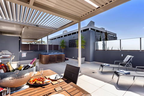 Aura 13 - Shoal Bay - Accommodation China 2