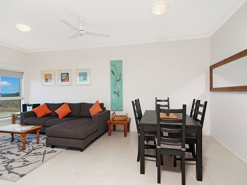 Avalon 3 - Views To Die For - Across The Road From Convent Beach - Accommodation Guide 3