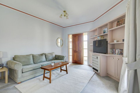 Avalon Cottage - Accommodation Asia 3