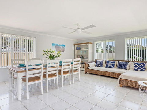 Azure Waters - Perfectly Positioned With Ocean Views - Accommodation Asia 1