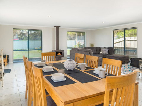 Back Beach Retreat - Accommodation Guide 1