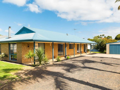 Back Beach Retreat - Accommodation Guide 0