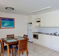 Baden 50 - Rainbow Shores Swimming pool walk to beach tropical surroundings - Accommodation Asia