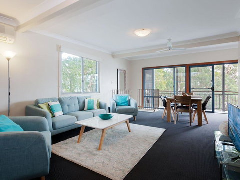 Baggies On Dutchies', 9 Burbong Street - Large House With Aircon, Boat Parking & Waterviews - Accommodation Guide 1