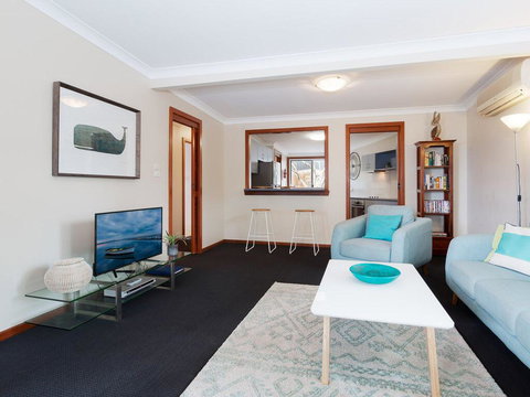 Baggies On Dutchies', 9 Burbong Street - Large House With Aircon, Boat Parking & Waterviews - Accommodation Guide 3