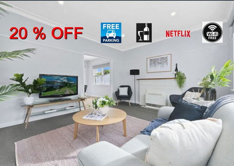BALLARAT CLOSE 2 CBD + HOSPITAL+3BR HOME+NETFLIX + WiFi + Gift - Accommodation Asia 0