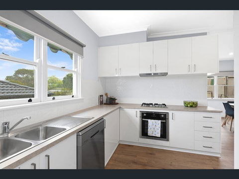 BALLARAT CLOSE 2 CBD + HOSPITAL+3BR HOME+NETFLIX + WiFi + Gift - Accommodation Asia 3