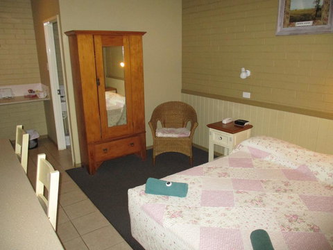 Barcaldine Country Motor Inn - Accommodation Guide 1