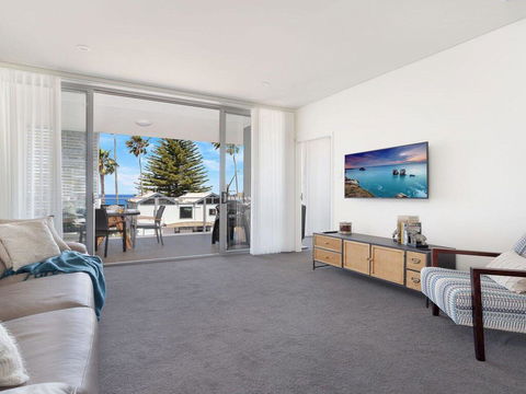 Bathers At The Beach - Across From Surf Beach - Accommodation Asia 1