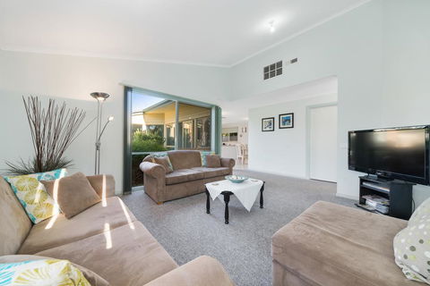 Bay Beach Beauty - Accommodation Guide 3