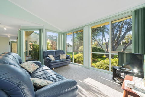 Bay Beach Beauty - Accommodation Guide 1