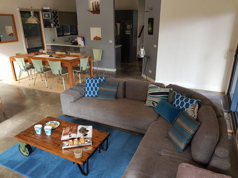 Bay Breeze Holiday Home - Accommodation Asia 0