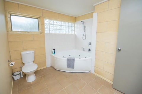Bayview No 1 - Next To The Beach! - Accommodation Guide 2