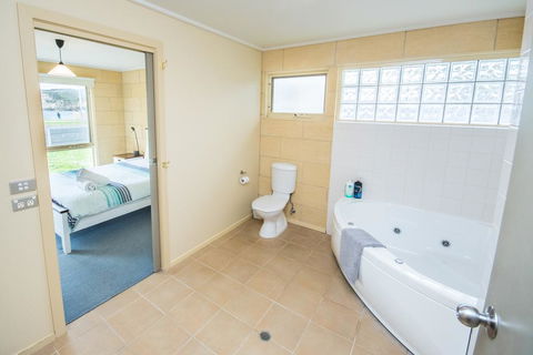 Bayview No 1 - Next To The Beach! - Accommodation Guide 1