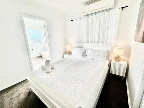 Renovated Queenslander - Upstairs 2km To Stadium - Accommodation Asia 2