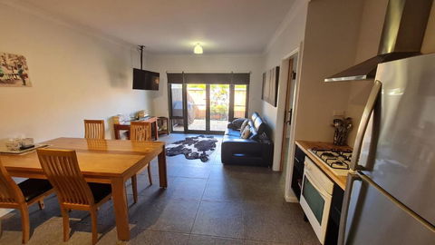 Red Ochre - Large Apartment With Private Courtyard - Accommodation Asia 1