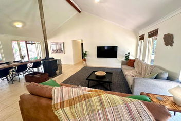 Redtail House - Carlotta with Accommodation China