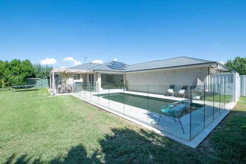 Regand Retreat - Luxurious Family Home, Pool - Accommodation Asia 2