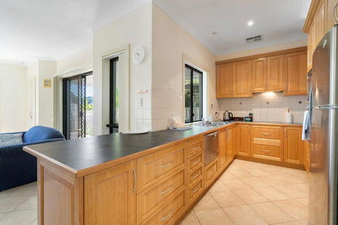 Relax On Charles St - 4A Charles Street Port Elliot - BYO Linen - Accommodation Asia 3