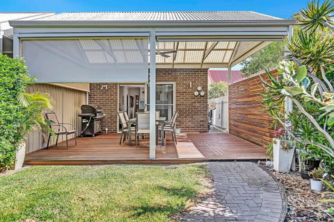 Relaxing Getaway Steps From Grange Beach - Accommodation Asia 1