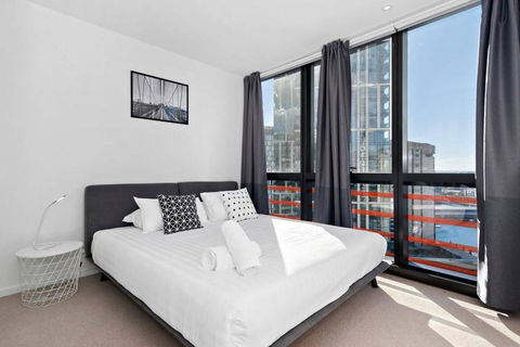 Resort-style Docklands Riverview Stay With Parking - Accommodation Guide 1