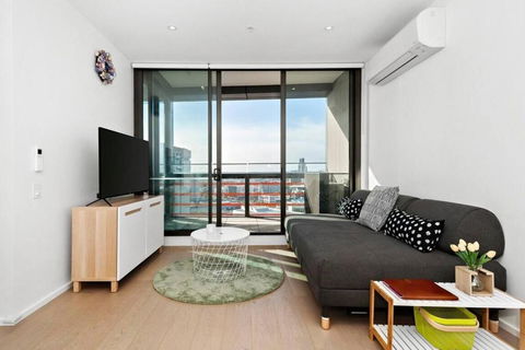 Resort-style Docklands Riverview Stay With Parking - Accommodation Guide 2