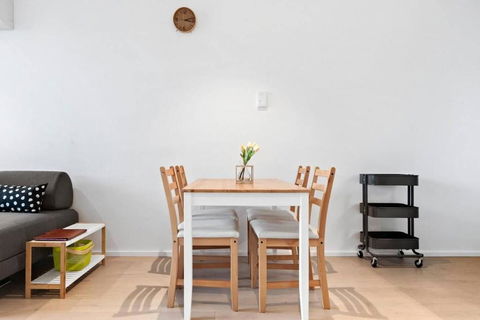 Resort-style Docklands Riverview Stay With Parking - Accommodation Guide 3