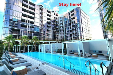Resort-style Exec 1 Bed With Study In Port Melbourne - Accommodation Asia 0