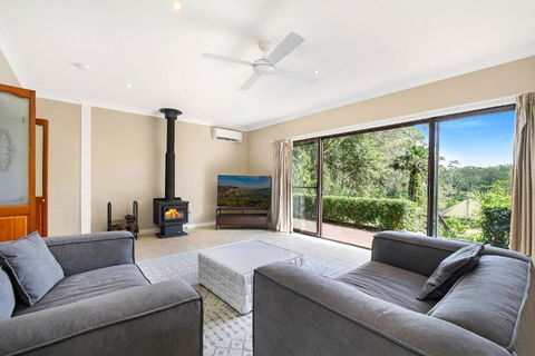 Retreat W Pool On Acreage - Accommodation Asia 1