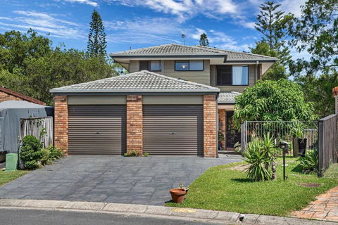 Riverfront Oasis In Elanora - Accommodation Guide 2