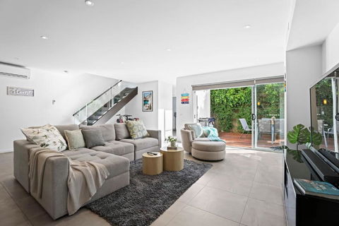 Riverside Villa & Pet Friendly - Accommodation Asia 3