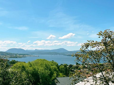 Riveting House With Incredible Water-view At SandyBay - Accommodation Guide 2