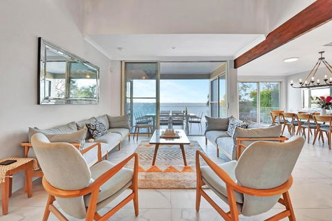 Royal Retreat Peaceful Lakefront - Accommodation Asia 1