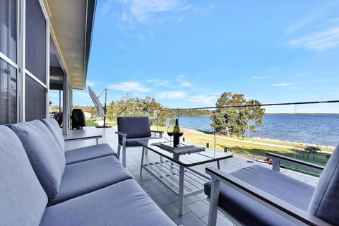 Royal Retreat Peaceful Lakefront - Accommodation Asia 0