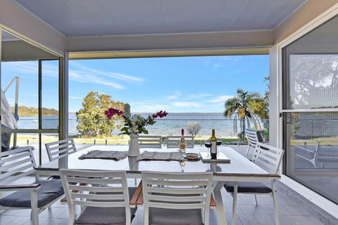 Royal Retreat Peaceful Lakefront - Accommodation Asia 2
