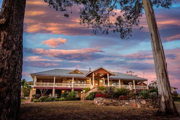 Robyn\'s Nest Lakeside Resort with Accommodation China