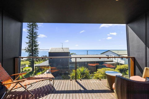 Rock Ledge - Accommodation Asia 0
