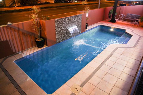 Rocky Resort Motor Inn - Accommodation Asia 2