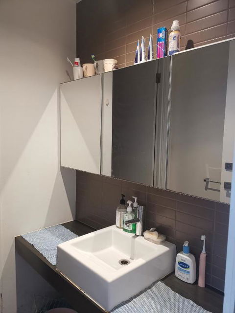 Room With King-size Bed Close To Melbourne CBD & Southern Cross Station - Accommodation Guide 2