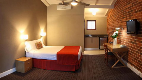 Rose & Crown Hotel - Accommodation Asia 1