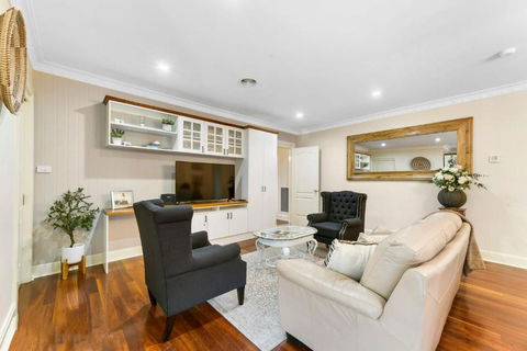 Roselawn Manor - 5 Bedroom Entertainer - Accommodation Asia 2
