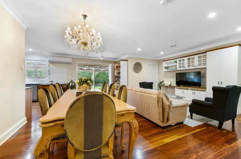 Roselawn Manor - 5 Bedroom Entertainer - Accommodation Asia 3